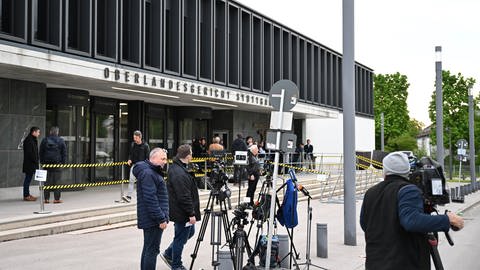 Journalisten stehen vor dem Oberlandesgericht in Stuttgart-Stammheim, wo am Montag (29.4.) ein Prozess um Reichsbürger beginnt.