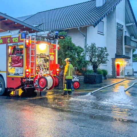 Feuerwehr pumt Keller aus. Regen sorgte im Raum Karlsruhe und Rastatt für mehrere Unfälle und Feuerwehreinsätze.