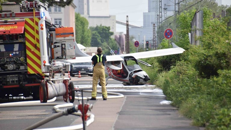 Ein Kleinflugzeug ist auf einer Straße in Mannheim notgelandet. 