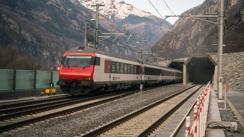 Ein Zug fährt in den Gotthard-Basistunnel