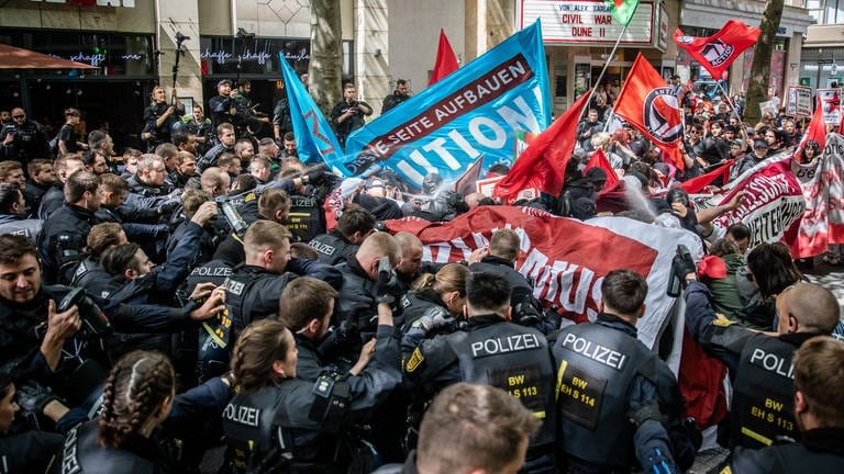 Einheiten der Polizei stoßen während der Revolutionären 1. Mai Demo in der Stuttgarter Innenstadt mit Demonstrationsteilnehmern zusammen.