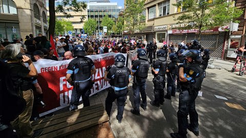 Polizeieinsatz bei einer Demo zum 1. Mai in Stuttgart