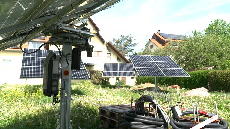 In Gomaringen stehen Solaranlagen in einem Garten. Bauherr Willi Kemmler darf sie jedoch seit fast einem Jahr nicht anschließen, weil eine Genehmigung fehlt.