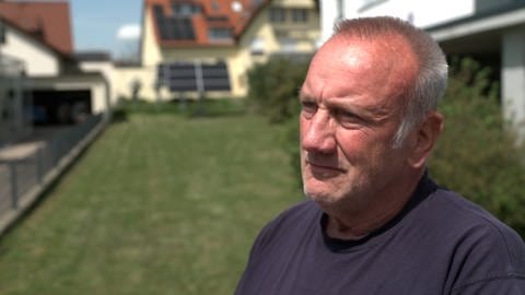 Dieter Walker wohnt in Gomaringen gegenüber von Willi Kemmlers Mietshäusern. Ihn stört die Solaranlage, weil sie nicht ins Wohngebiet passt.