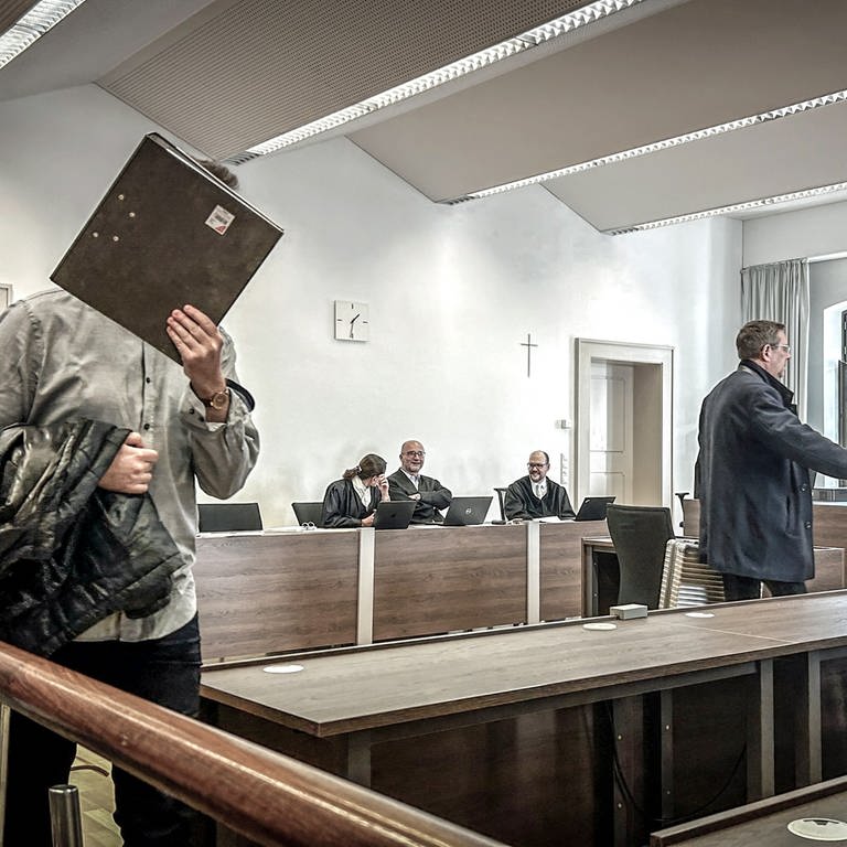 Einer von drei Angeklagten im Fall des Doppelmordes in Altenstadt hat sich vor dem Landgericht Memmingen geäußert. Ihm wird Beihilfe zum Mord vorgeworfen.