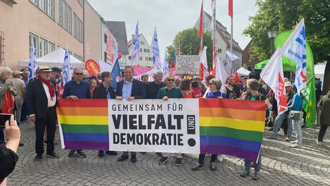 Das Bündnis für Vielfalt und Demokratie Ulm hat den Demonstrationszug durch die Ulmer Innenstadt angeführt. Mittendrin: OB Ansbacher. 