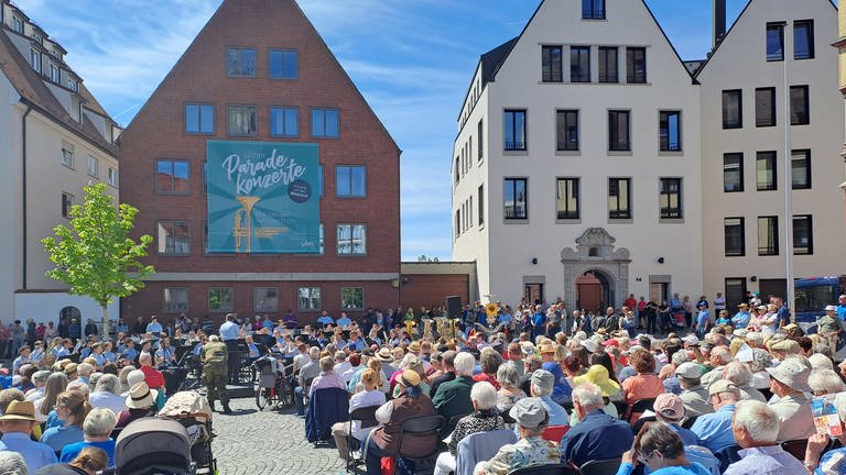 Das Herresmusikkorps Ulm hat zum Muttertag wieder den Reigen der Ulmer "Paradekonzerte" eröffnet - diesmal auf dem Weinhof.