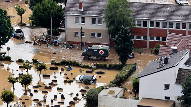 Überschwemmungen im Ahrtal nach Flutkatastrophe im Juli 2021 (Foto: dpa Bildfunk, Picture Alliance)