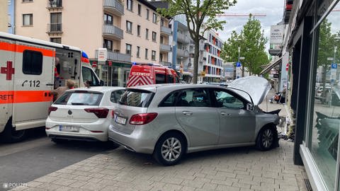 Auto kracht in Kaiserslautern gegen Wohn- und Geschäftshaus