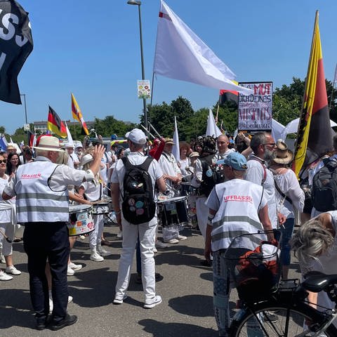 Die Weißen am 28. Mai marschieren zum Hambacher Schloss