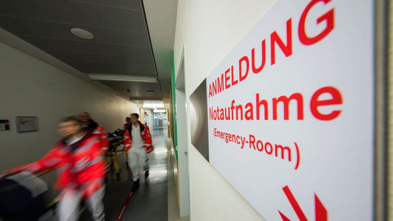 Ein Patient wird durch Sanitäter des Deutschen Roten Kreuzes von der Notaufnahme der Universitätsmedizin Mainz verlegt. 