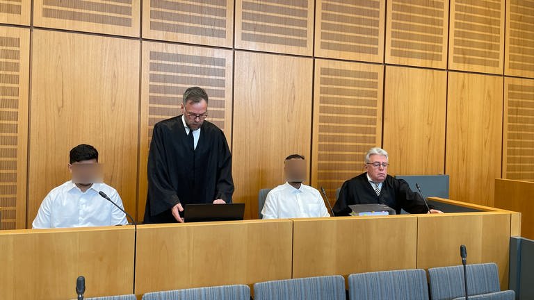 Der Prozess vor dem Landgericht Mainz gegen zwei Männer, die einen Mann auf einer Abifeier in Albig verprügelt haben sollen, hat begonnen.  (Foto: SWR, Jürgen Wolff)