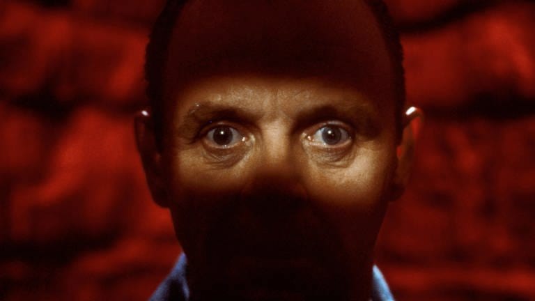 Anthony Hopkins im Schatten als Hannibal Lecter in "Das Schweigen der Lämmer" (Foto: IMAGO, IMAGO / Allstar)