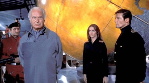 Karl Stromberg (Curd Jürgens) erklärt Major Anya Amasova (Barbara Bach) und James Bond (Roger Moore) seine Pläne.