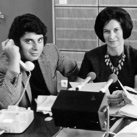 Aniello Verde, Maria Post und Ines Casalini (v.l.n.r.) bereiten im Dezember 1971 die Jubiläumssendung zum 10 Geburtstag von Radio Colonia vor. Zwischen den seltenen Heimreisen war Radio Colonia vom Westdeutschen Rundfunk für viele Gastarbeiter aus Italien eine der wenigen Verbindungen in die Heimat. 
