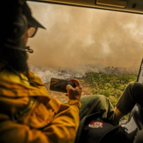 Mitarbeiter der brasilianischen Umweltbehörde Ibama überfliegen einen Waldbrand im Pantanal, einem der größten Binnenland-Feuchtgebiete der Welt.