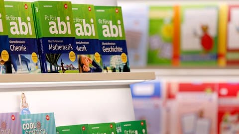 Eine Petition mehrerer NGOs will erreichen, dass alle Schülerinnen und Schüler in Deutschland freien Zugang zu ehemaligen Prüfungsaufgaben bekommen. Bücherregal zur Abiturvorbereitung.