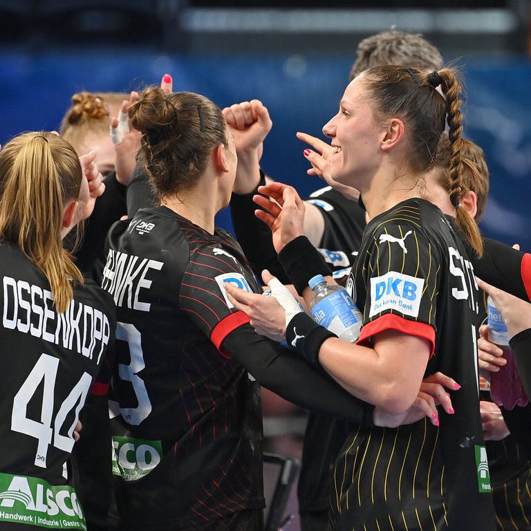 Die deutschen Handballerinnen bilden einen Kreis (Foto: ddp/Sven Simon)
