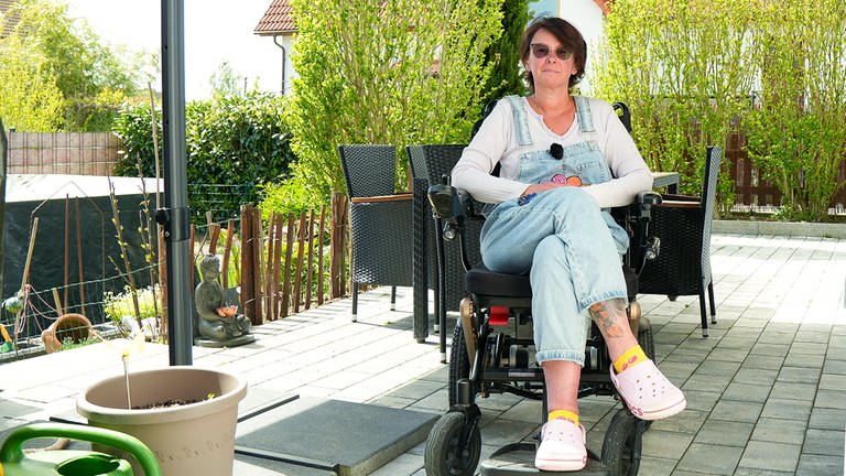 Sonja sitzt in ihrem Rollstuhl auf ihrer Terrasse. Sie hat Multiple Sklerose und erzählt davon.