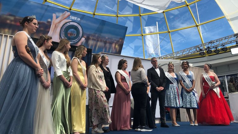 Prinzessinen und andere Hoheiten auf der SWR-Bühne im Gläsernen Studio auf dem Mannheimer Maimarkt 2024.