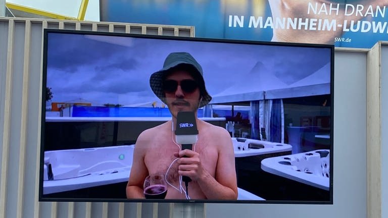Maimarkt-Reporter Lennart Söhngen bei der Live-Schalte aus dem Whirlpool.