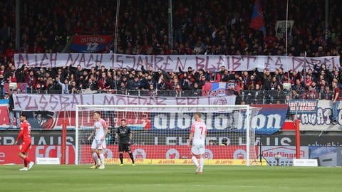 Heidenheim-Fans mit Banner gegen RB Leipzig