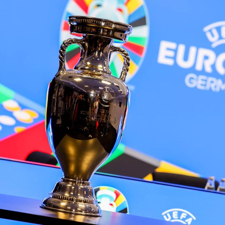 Henri-Delaunay-Pokal, im Hintergrund Logo UEFA EURO2024 Germany