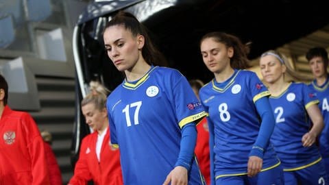 Erëleta Memeti läuft im Trikot der kosovarischen Nationalmannschaft in ein Stadion ein