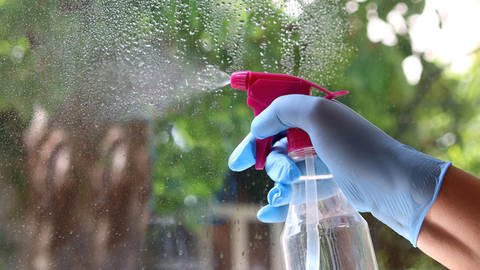 Selbst gemischter Reiniger aus Spülmittel, Zitronensaft und etwas Spiritus macht Fenster leicht sauber. | So werden Fenster richtig sauber