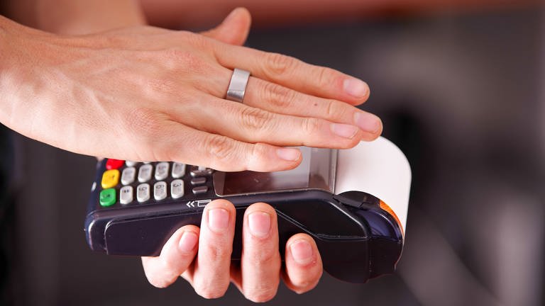 Mit dem NFC-Ring können Einkäufe schnell bezahlt werden.
