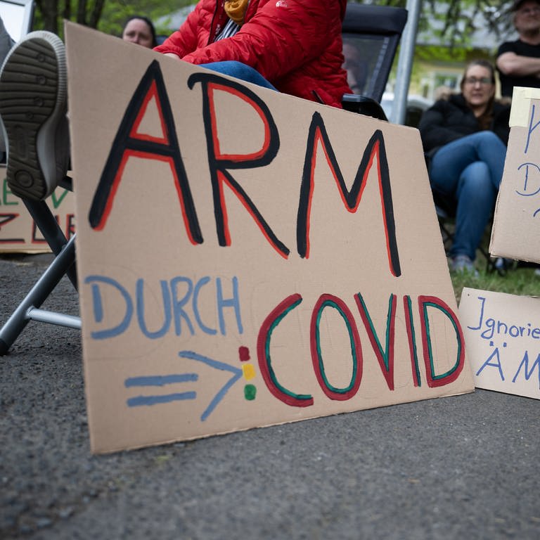 Demonstrierende von Long-Covid-Selbsthilfegruppen
