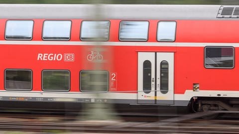 Ein Zug der DB Regio fährt über das Vorfeld des Hauptbahnhofs in Stuttgart.