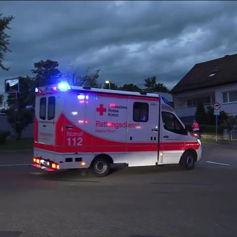 ein Krankenwagen fährt mit Blaulicht zum Unfallort