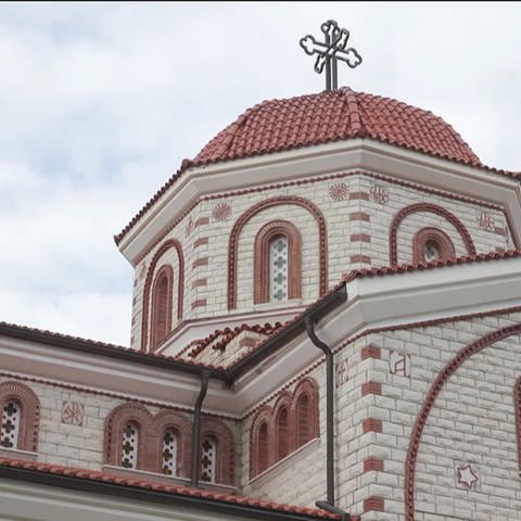 Der Turm einer orthodoxen Kirche