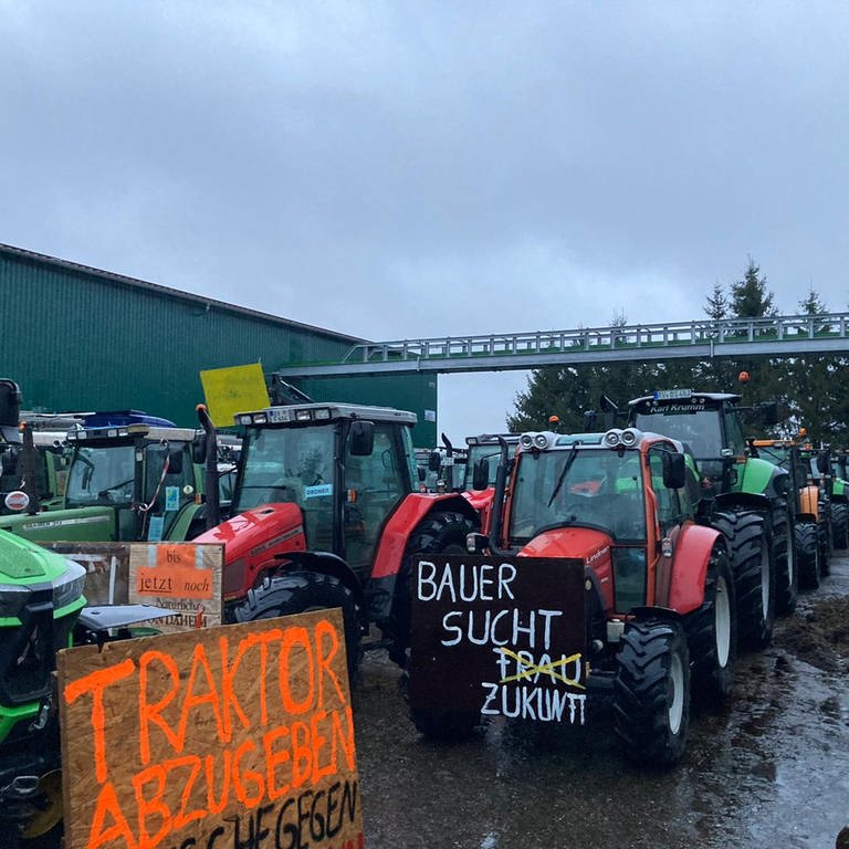 Landwirte parken nach Protestfahrt ihre Traktoren bei Kisslegg