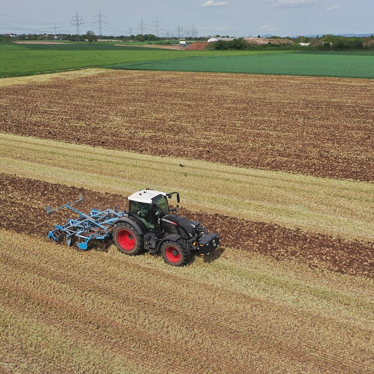 Ein Traktor fährt auf einem Feld. (Foto: IMAGO, IMAGO/Daniel Kubirski (Symbolbild))