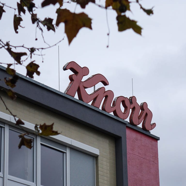 Knorr Firmenlogo auf dem Dach eines Betriebsgebäudes in Heilbronn