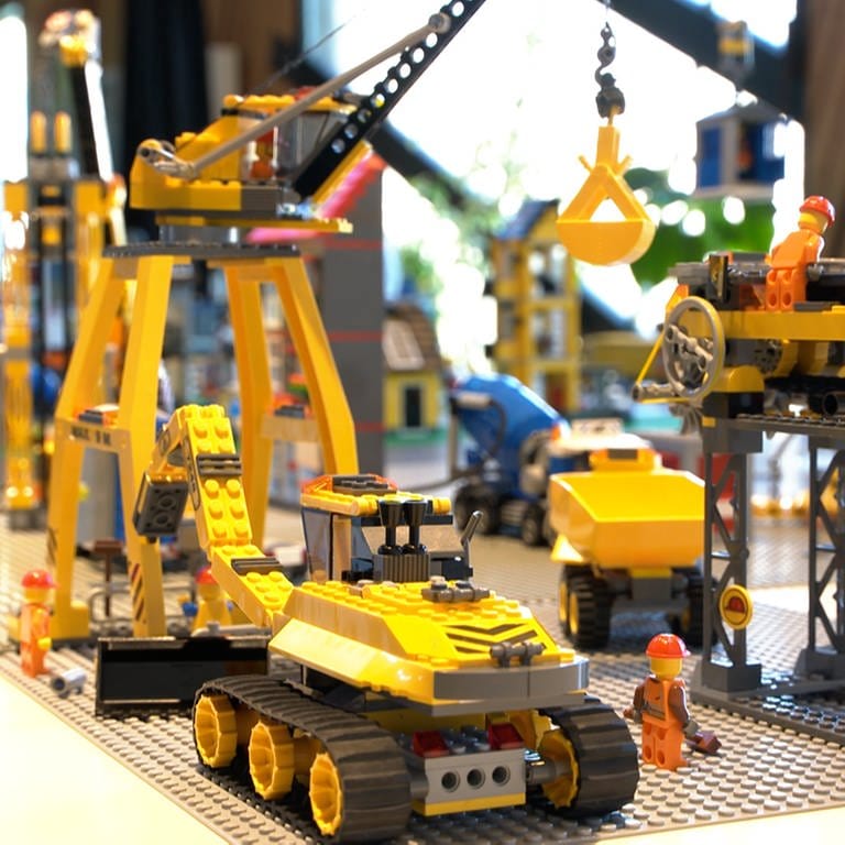 Die Kinder bauen eine Legostadt aus 500.000 Steinen
