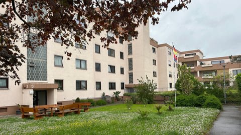 In dieser Wohnanlage in Lauffen am Neckar (Kreis Heilbronn) soll die jetzt 28-jährige Angeklagte im September 2023 ihr Neugeborenes aus dem Fenster geworfen haben.