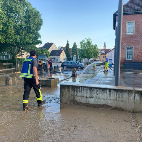 Aufräumarbeiten nach der Überschwemmung in Gemmingen (Kreis Heilbronn)