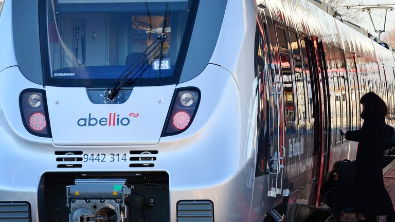 Ein Abellio-Zug steht an einem Bahnsteig (Foto: dpa Bildfunk, Martin Schutt)