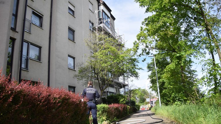 Bei einem Polizeieinsatz in Mannheim ist ein mutmaßlicher Einbrecher gestorben. Er stürzte von einem Gerüst, als die Polizei ihn festnehmen wollte. Wie er stürzte, ist unklar. (Foto: Marco Priebe - PR-Video)