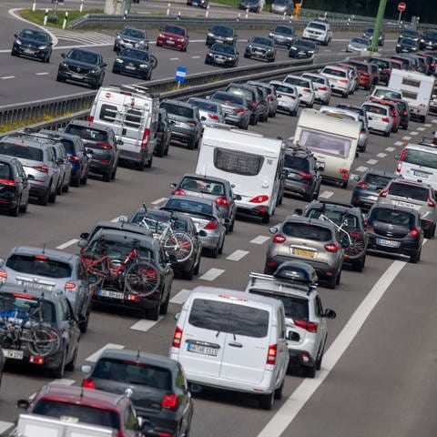 Autos stauen sich im Sommerreiseverkehr auf einer Autobahn. 