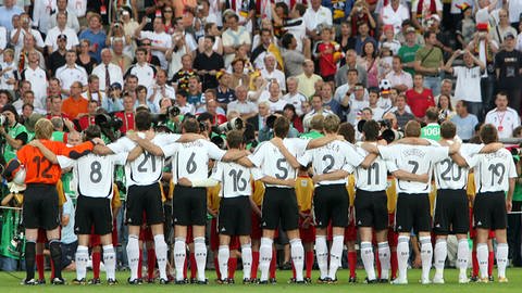 Die deutsche Nationalelf singt 2006 im Stuttgarter Stadion die Nationalhymne.