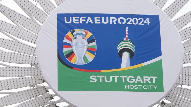 Das Logo der Host City Stuttgart für die Fußball-Europameisterschaft "UEFA Euro 2024" auf einem Riesenrad auf dem Schlossplatz (Archivbild)
