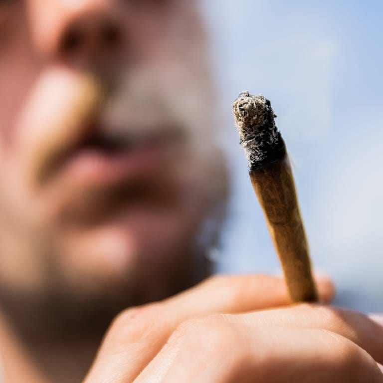 Die Teilnehmenden einer Basler Studie dürfen legal Joints rauchen.