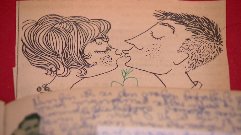 Eine gezeichnete Skizze von einem sich küssenden Paar im Profil.