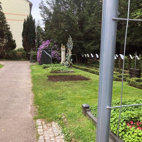 Das Grab von Wolfgang Schäuble wurde auf dem Friedhof in Offenburg geschändet. Die Spurensicherung hat alle Objekte mitgenommen, um Hinweise auf mögliche Täter zu erhalten.