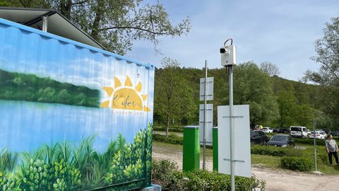 Der Ärger um "Wucherpreise" hat ein Ende: Ab jetzt kann man am Baggersee Kirchentellinsfurt stundenweise parken. Ein neues System scannt die Kennzeichen. 