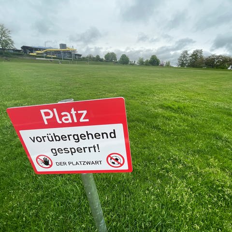 Fußball-EM: Ein Schild im Hermann-Saam-Stadion in Freudenstadt weist darauf hin, dass der Platz noch gesperrt ist.